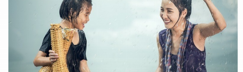 Một người đứng vững nhìn về phía sau với thái độ chấp nhận